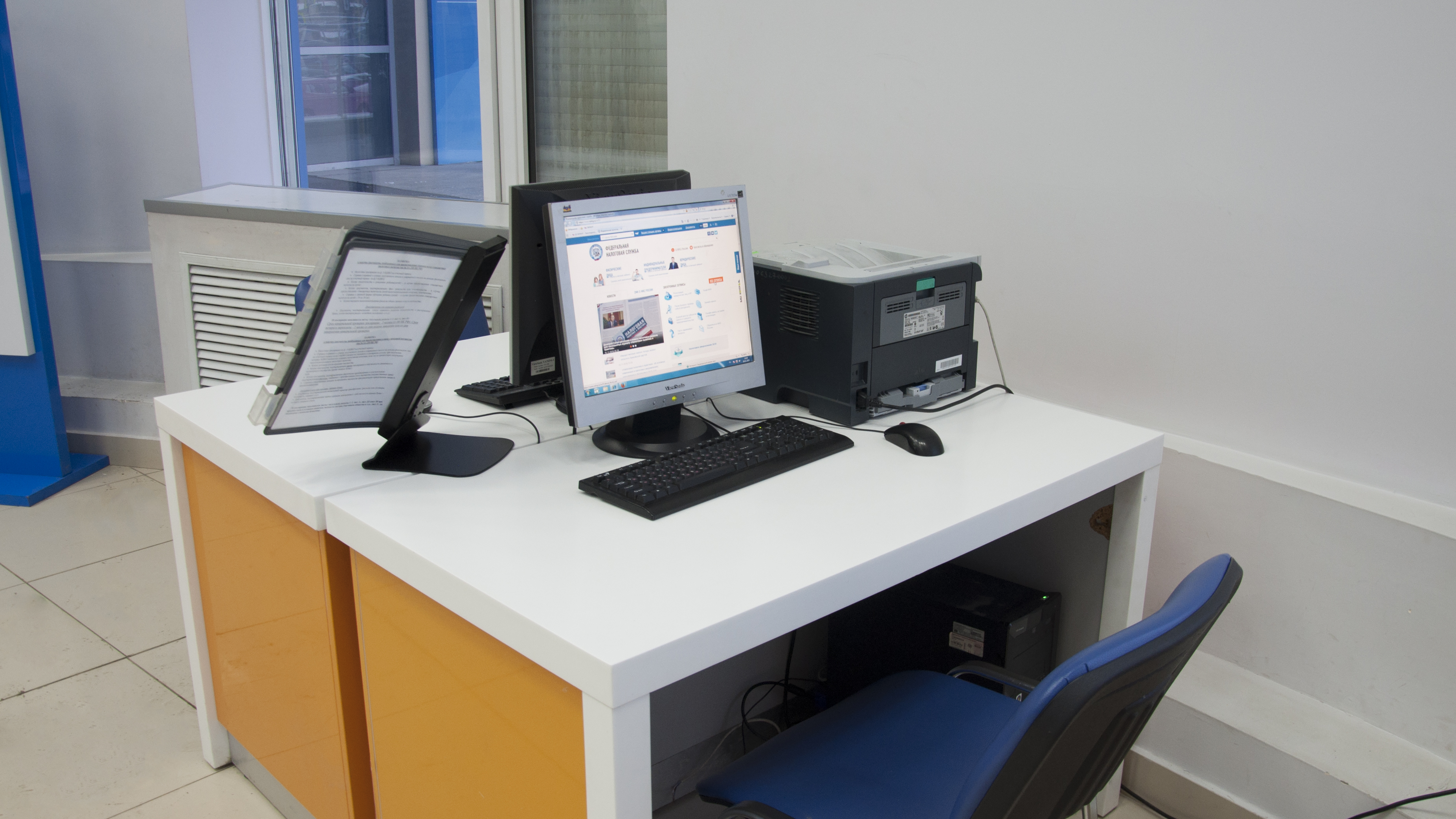  На гостевом компьютере в операционном зале Вы можете воспользоваться сервисами официального сайта ФНС России и распечатать документы