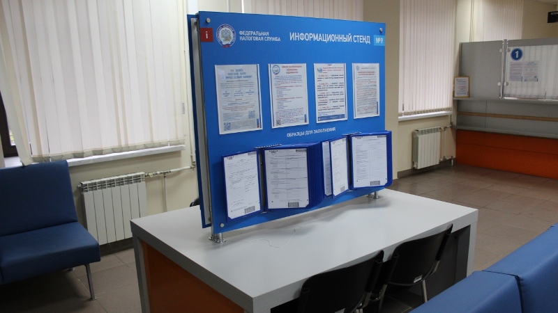 В операционном зале Инспекции имеются места для заполнения документов, на гостевом компьютере Вы можете воспользоваться сервисами официального сайта ФНС России