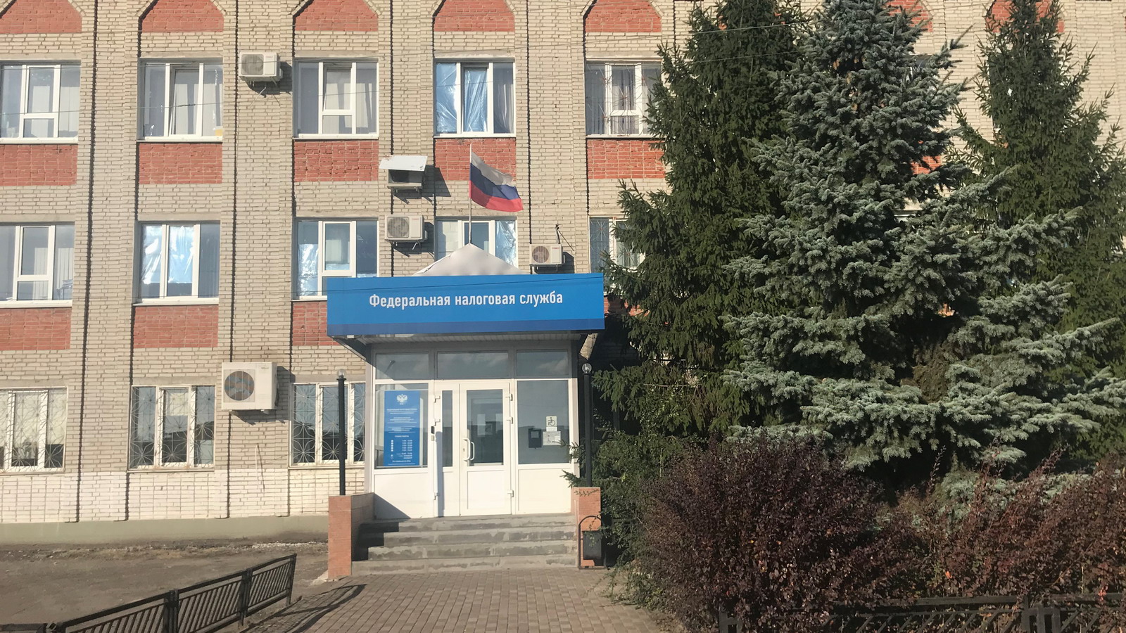  Вход в здание обособленного подразделения № 9 УФНС России по Пензенской области в г. Сердобске