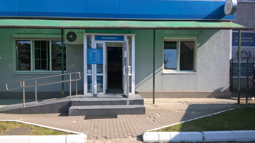 Вход в зал обслуживания Обособленного подразделения УФНС России по Калининградской области № 5 (справа от главного входа в Инспекцию)