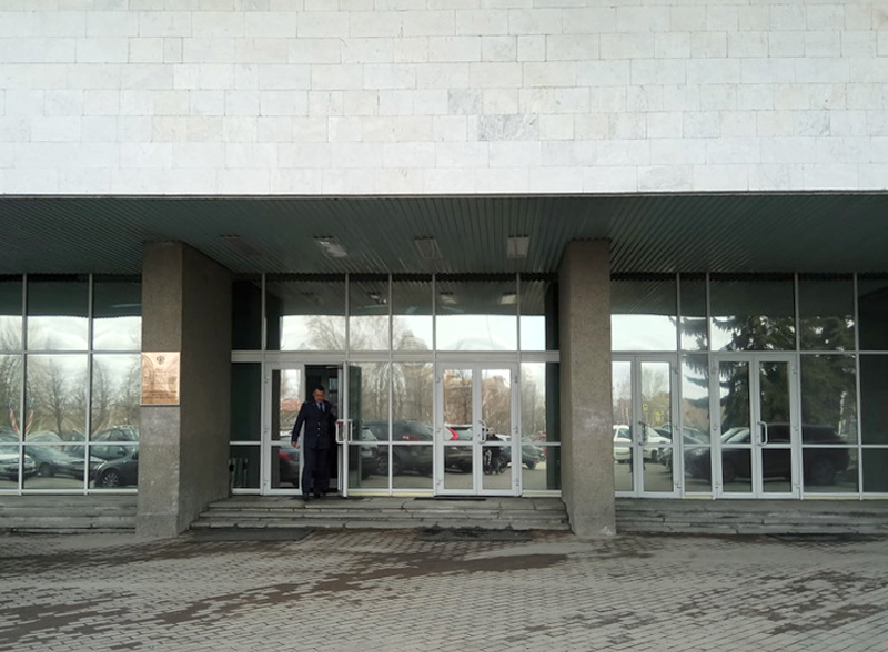 Главный вход в здание Межрегиональной инспекции ФНС России по Уральскому федеральному округу со стороны ул. Бориса Ельцина
