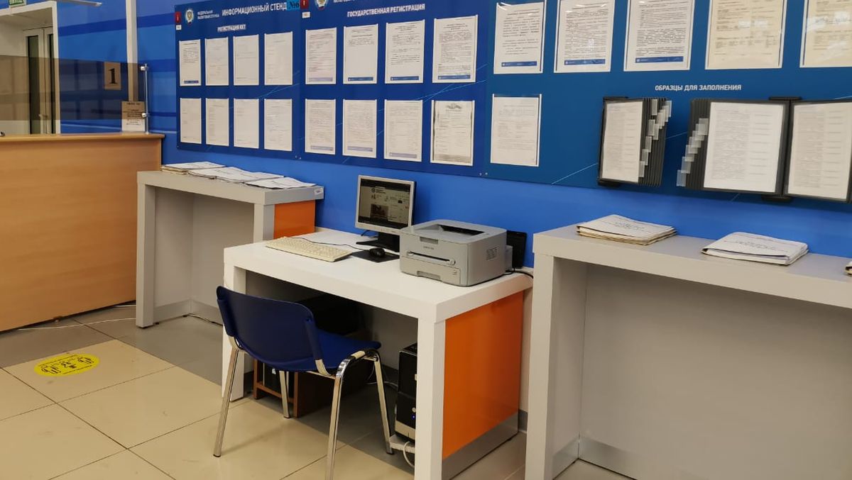  На гостевом копьютере в операционном зале налогоплательщики могут воспользоваться сервисами официального сайта ФНС России и распечатать документы