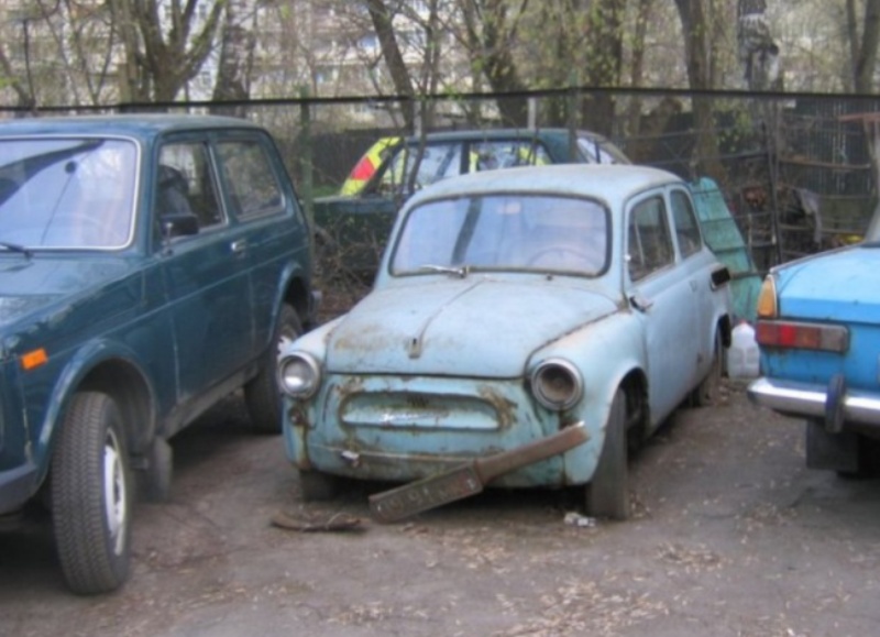 Машина старая обмена. Заброшенный автомобиль во дворе. Брошенные машины СССР. АВТОХЛАМ во дворе. Машина развалюха.