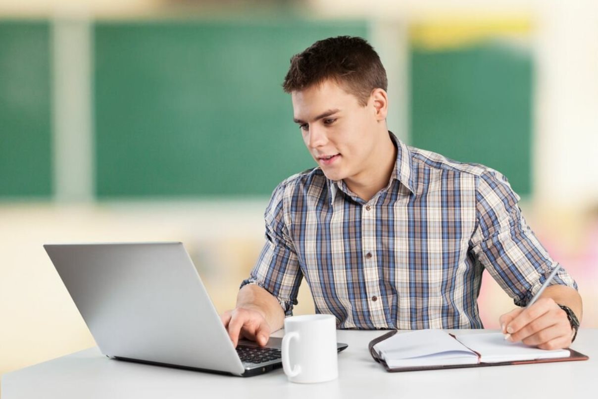 Студент новая россия. Подросток с ноутбуком. Старшеклассник с ноутбуком. Ученик с ноутбуком. Студент с компьютером.