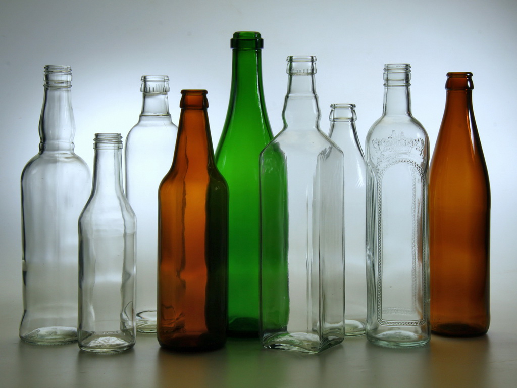Стеклянные бутылки вместо пластика. Утилизация стеклянной тары. Стеклотара (бутылки, банки) мусор. Прием стеклотары. Производители стеклобутылки в москве.