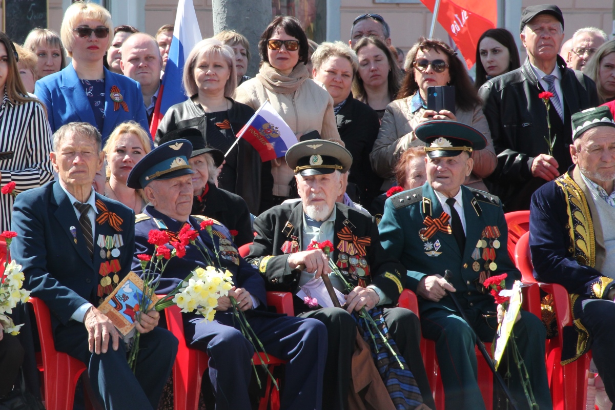 Новости орел сегодня и орловской области свежие. Налоговики возложили цветы. Возложение цветов в Орле сегодня. Вечный огонь Орел. Праздники в красной заре Орловской области 9 мая.