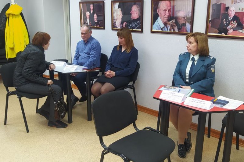 Девушка налоговый инспектор. Налоговая курганская область телефон. Налоговая курганская область телефон. Молодые работницы налоговой. Налоговая шадринск михайловская.