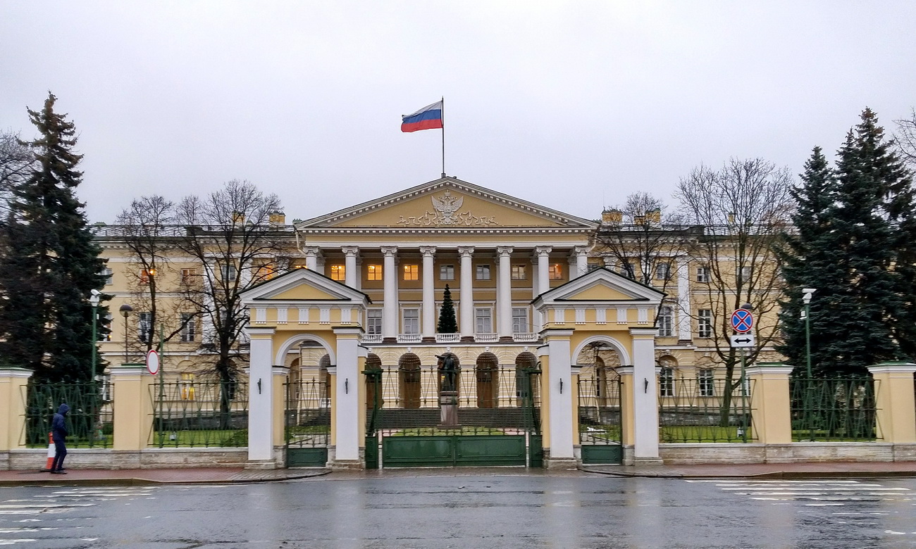 Петербург смольный дворец. Здание Смольного института Кваренги. Смольный институт в Санкт-Петербурге Кваренги. Смольный институт Джакомо Кваренги. Смольный дворец благородных девиц.