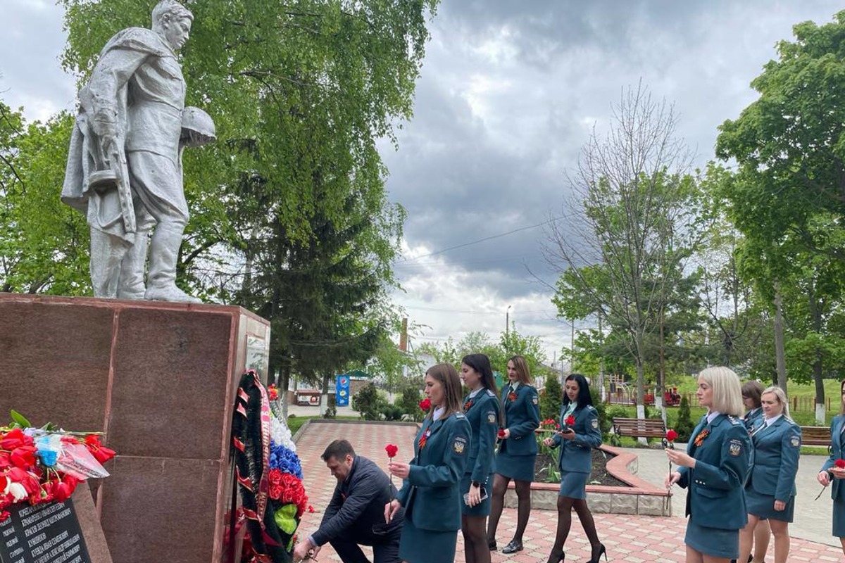 Новости орел сегодня и орловской области свежие. Памятники ВОВ В Орле. День Победы обелиски мемориалы. Возложение цветов в Орле сегодня. С Пятницкое Орловская обл мемориал.