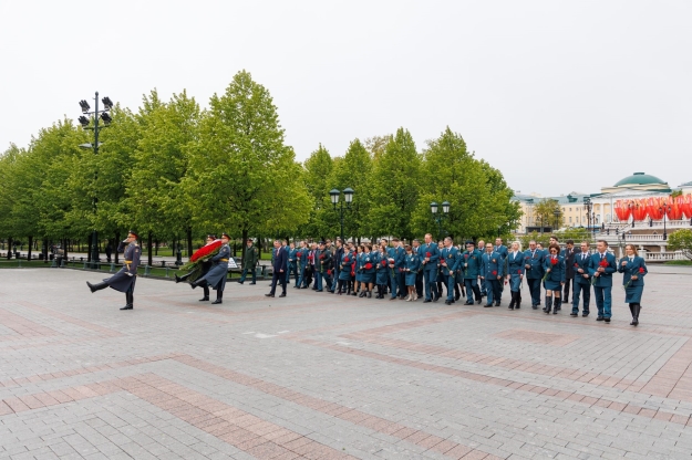 Сотрудники ФНС России возложили цветы к Могиле Неизвестного солдата