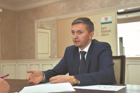  фото с сайта https://bnkirov.ru/news/ekonomika/vasiliy-smetanin-prinimaya-zakony-o-podderzhke-biznesa-nuzhno-ne-obnulit-byudzhet/