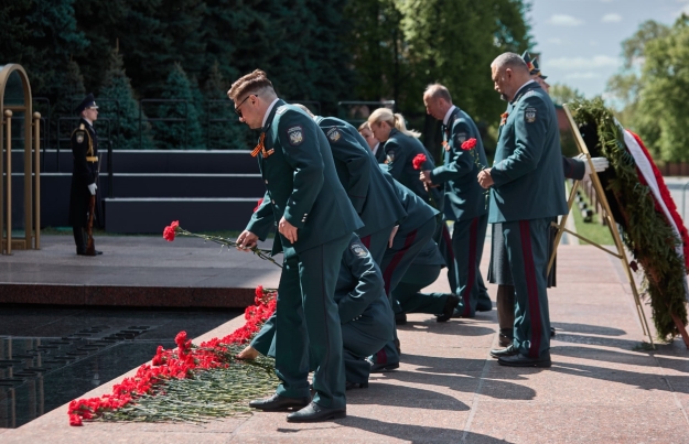 Сотрудники ФНС России возложили цветы к мемориалу «Могила Неизвестного Солдата»
