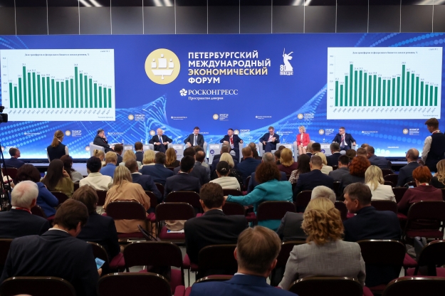 Аналитику бюджетных доходов и рисков на основе больших данных ФНС России обсудили на ПМЭФ-2025