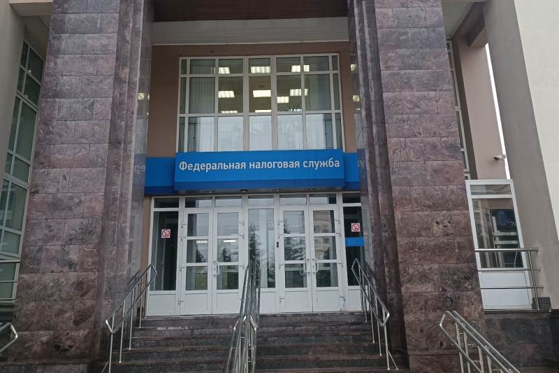 Фасадная вывеска с надписью