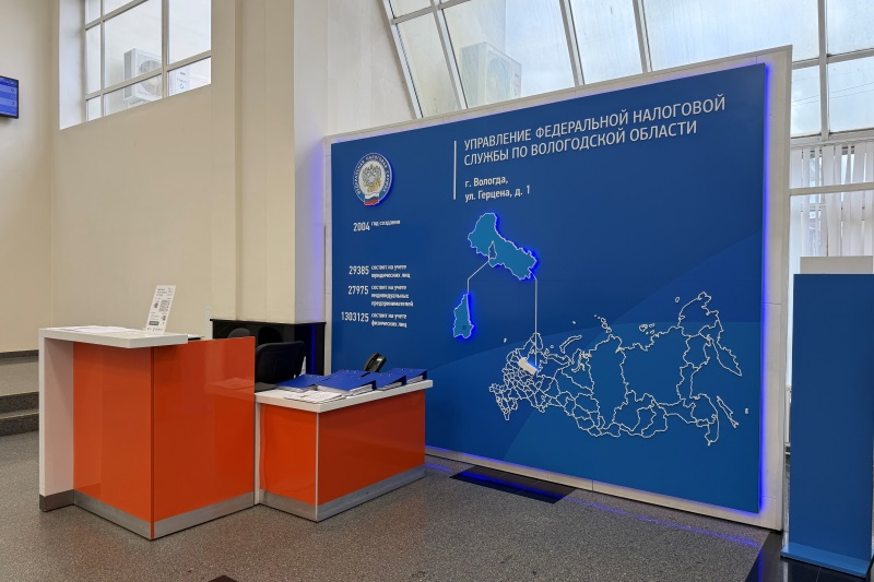 Стена бренда и стойка администратора