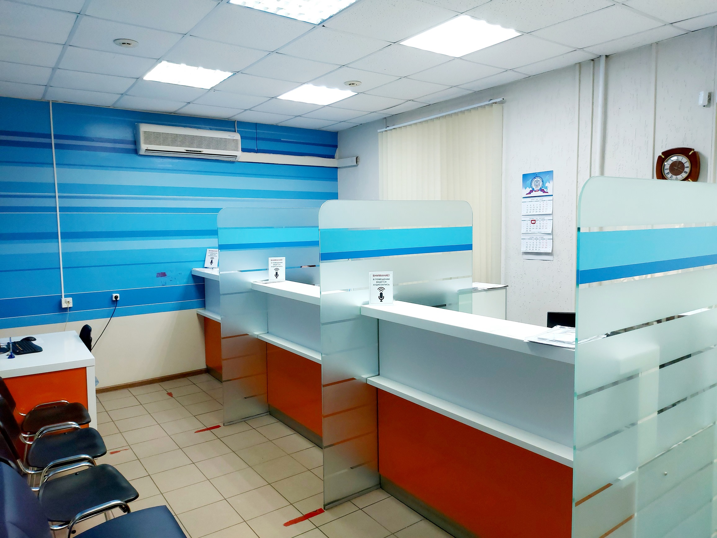 В операционном зале Инспекции имеются места для заполнения документов, на гостевом компьютере Вы можете воспользоваться сервисами официального сайта ФНС России