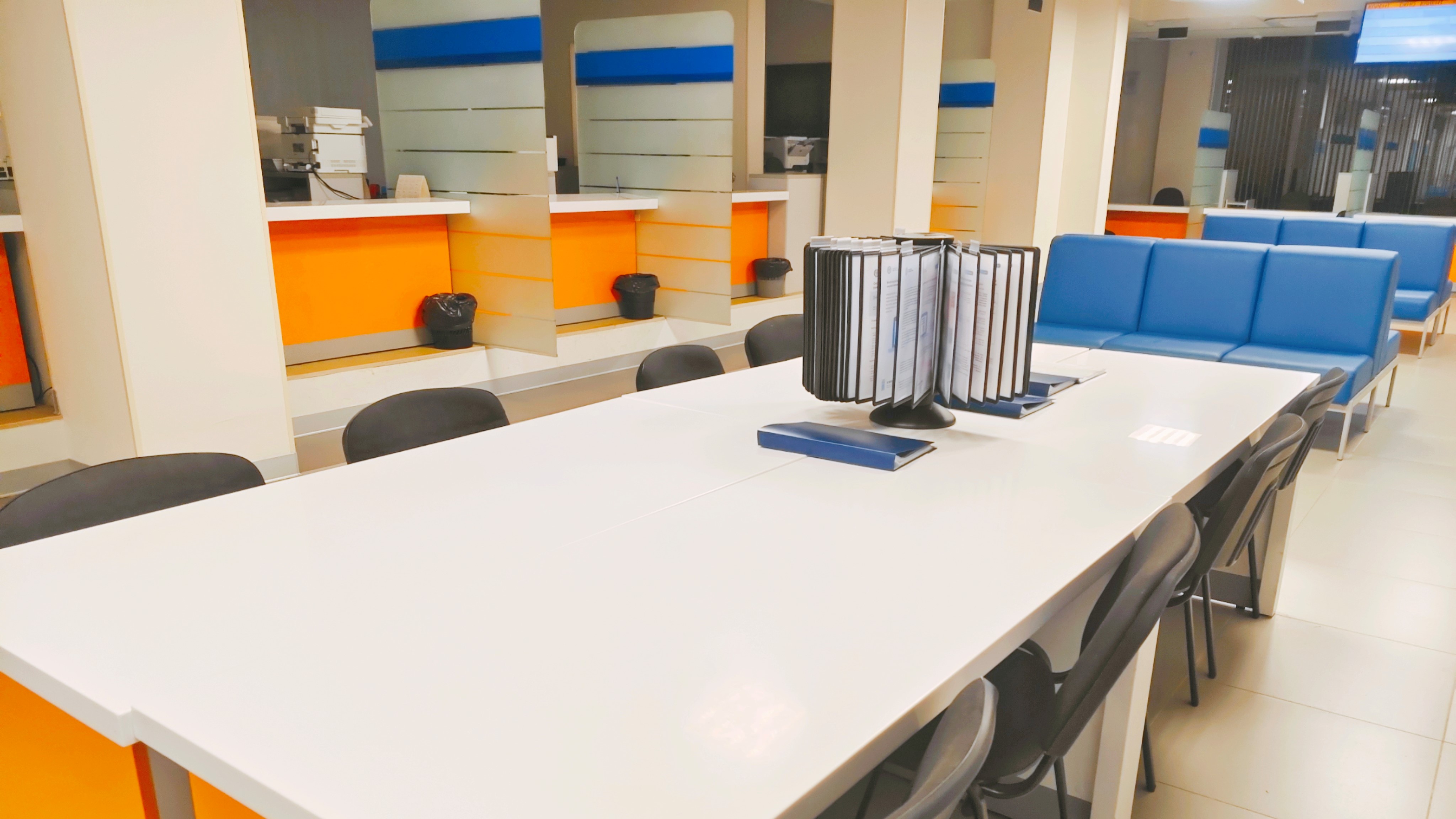 В операционном зале есть столы для заполнения документов