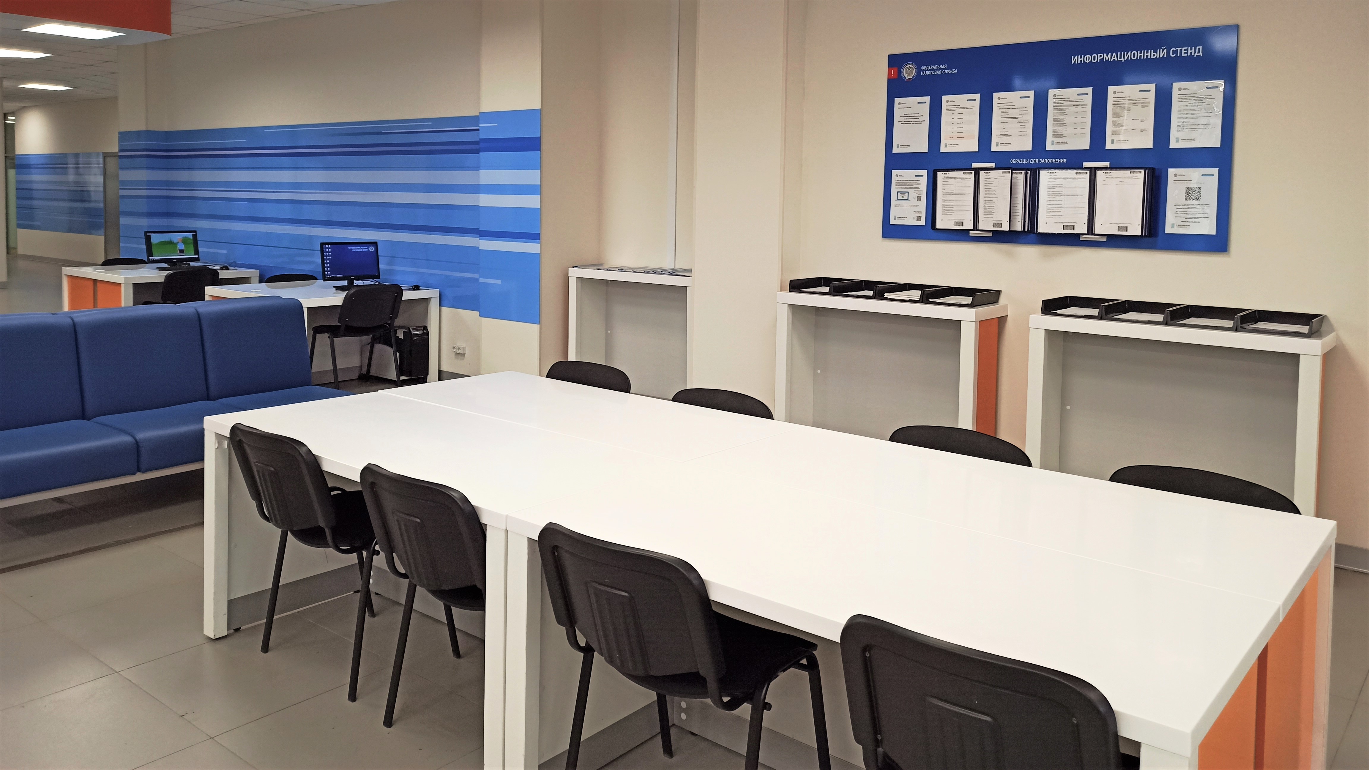 В операционном зале есть места для заполнения документов