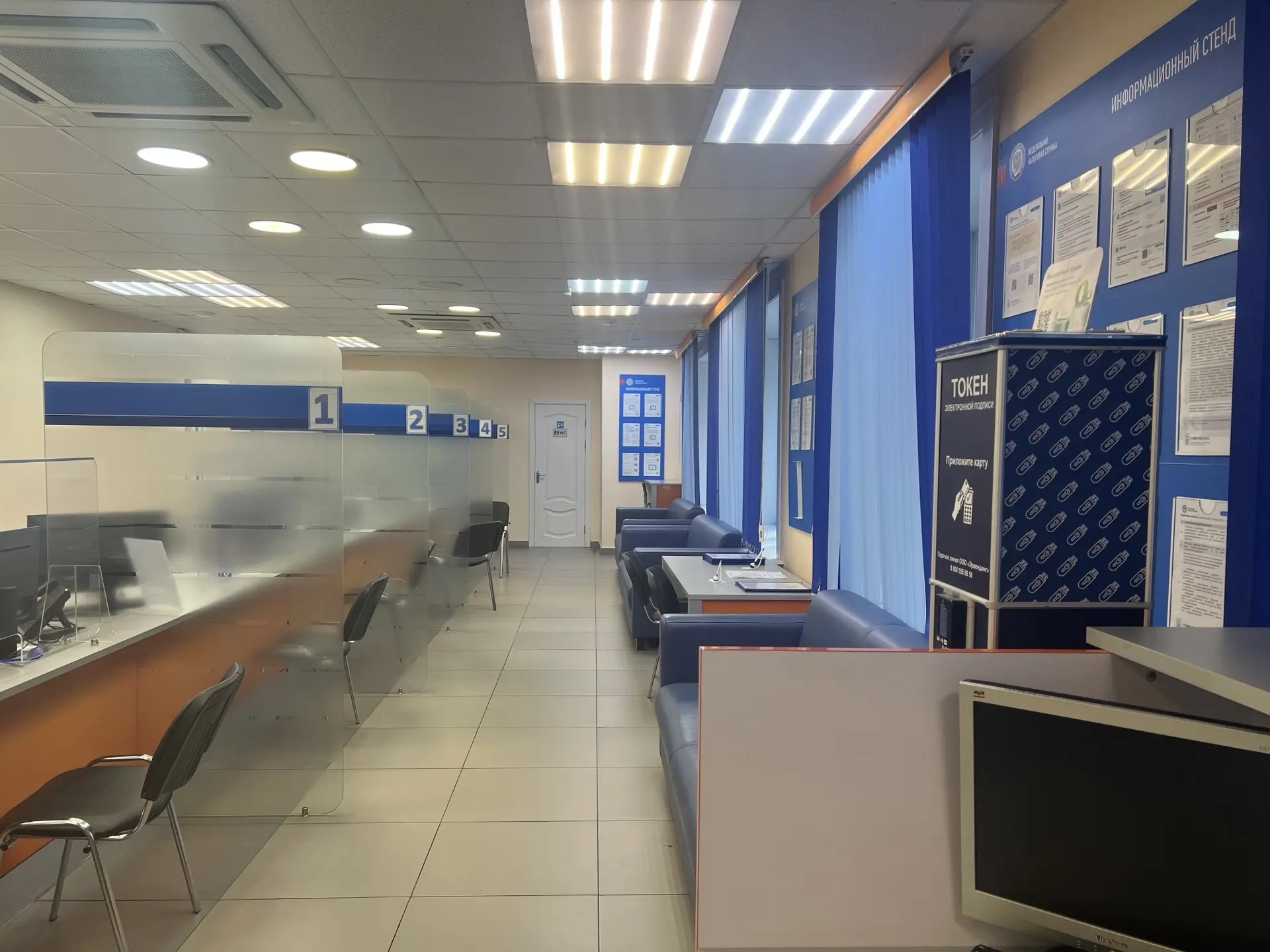 Вид операционного зала, в котором ведется прием посетителей