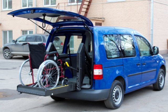Инвалиды покупка авто. Автомобиль для инвалидов. Минивэн для инвалидов колясочников. Машина для перевозки колясочников. Автомобиль для перевозки инвалидов.